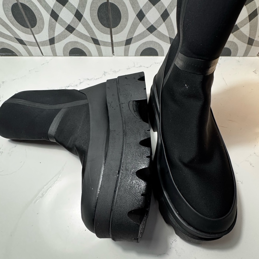 UGG Black Platform Winter Boots – Size 8.5 – Worn Once – Pristine - Picture 7 of 13